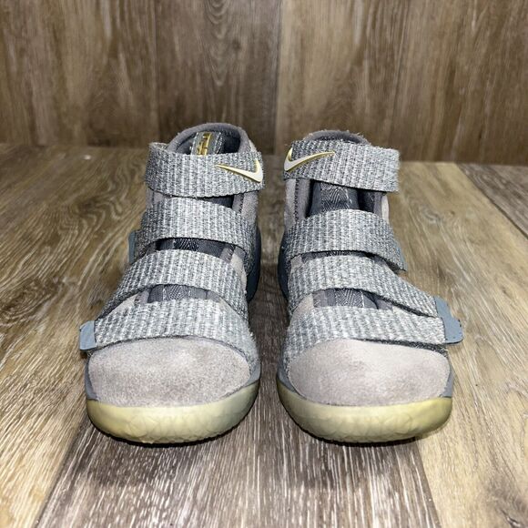 Nike Lebron Soldier Gray Platinum Youth Size 10.5C 918368-010 Basketball Shoes - Picture 3 of 11